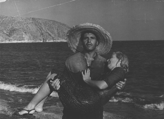 Fig. 4. Escena de la pel•lícula amb el Cap d’Or o Punta de Moraira al fons. Font: Cervantes virtual. Arxiu fotogràfic de Paco Rabal.
