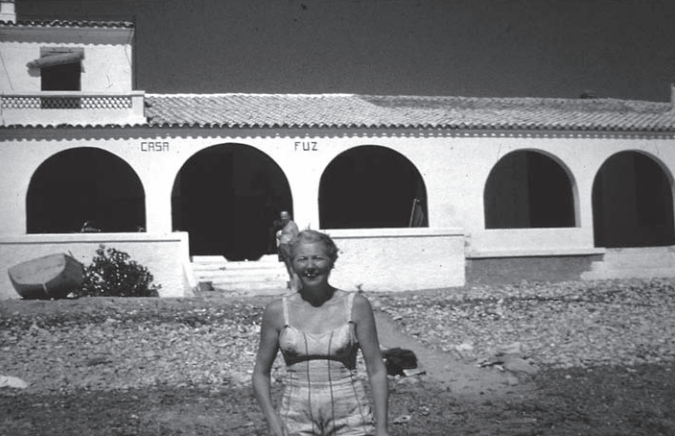 La senyora Fuz davant de la seua casa del Portet. Imatge: Associació Cultural Amics de Teulada